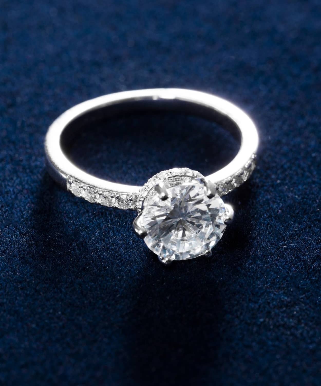 продаж золотих прикрас з діамантами і без